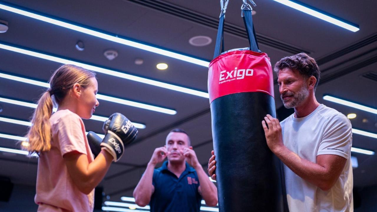 Jumeirah Beach Hotel Dubai Esterno foto A heavy bag