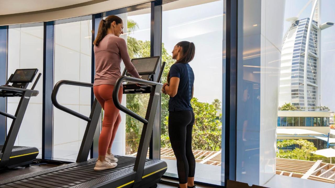 Jumeirah Beach Hotel Dubai Esterno foto A personal trainer with a client