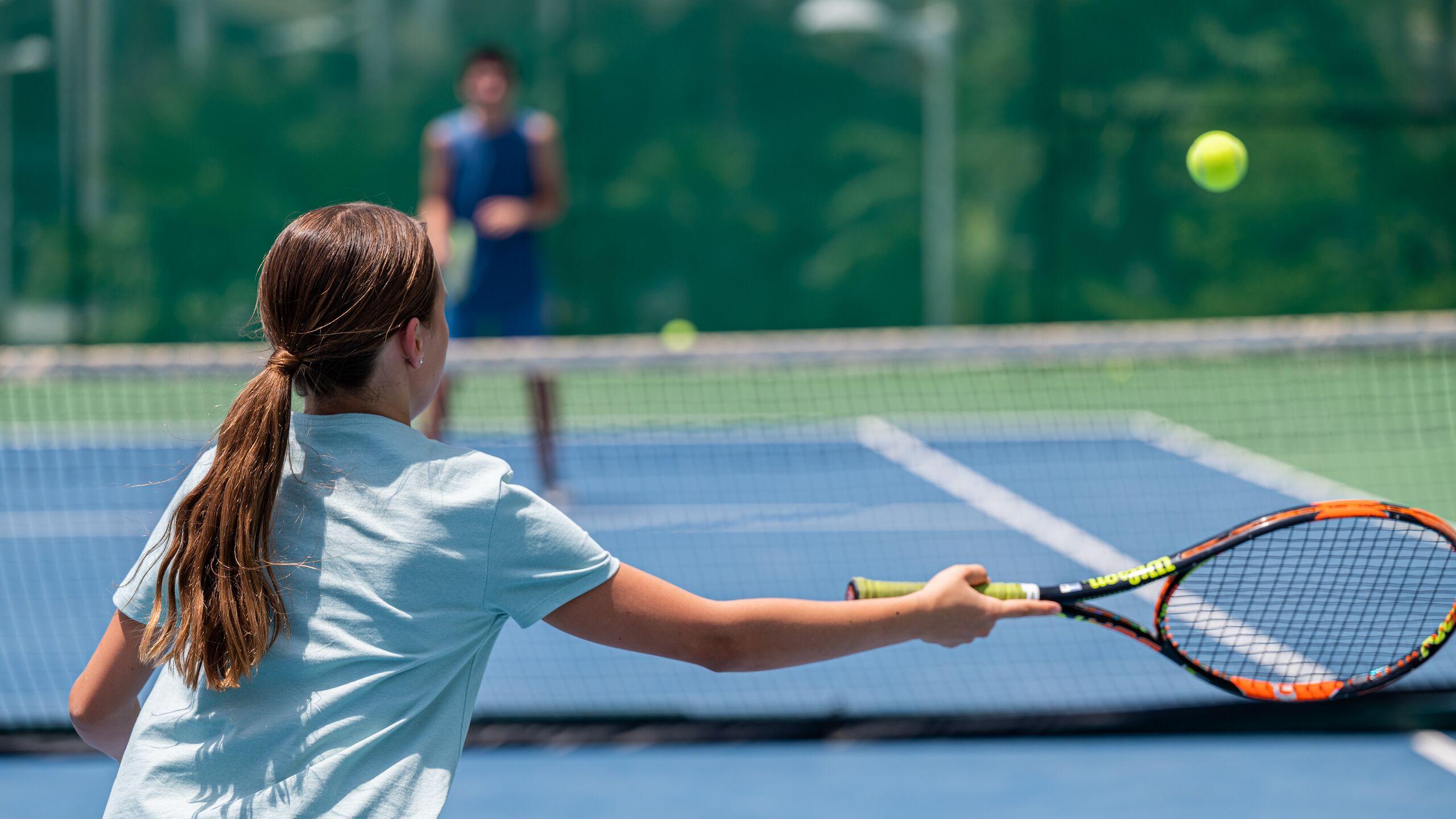 Jumeirah Beach Hotel Dubai Esterno foto A player preparing to hit a backhand
