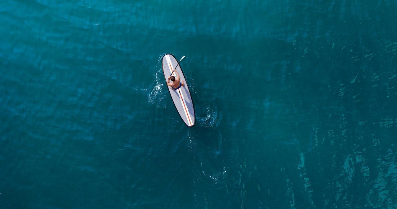 Jumeirah Beach Hotel Dubai Esterno foto Stand-up paddle boarder