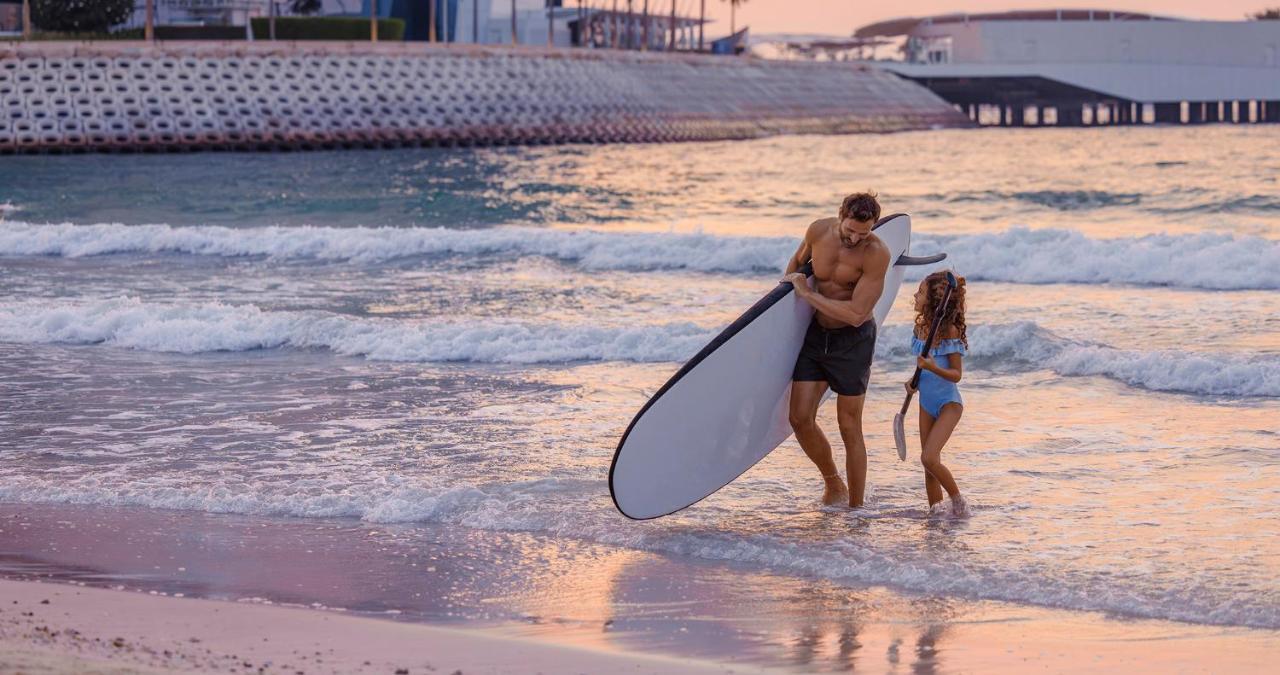Jumeirah Beach Hotel Dubai Esterno foto Surfers at the beach