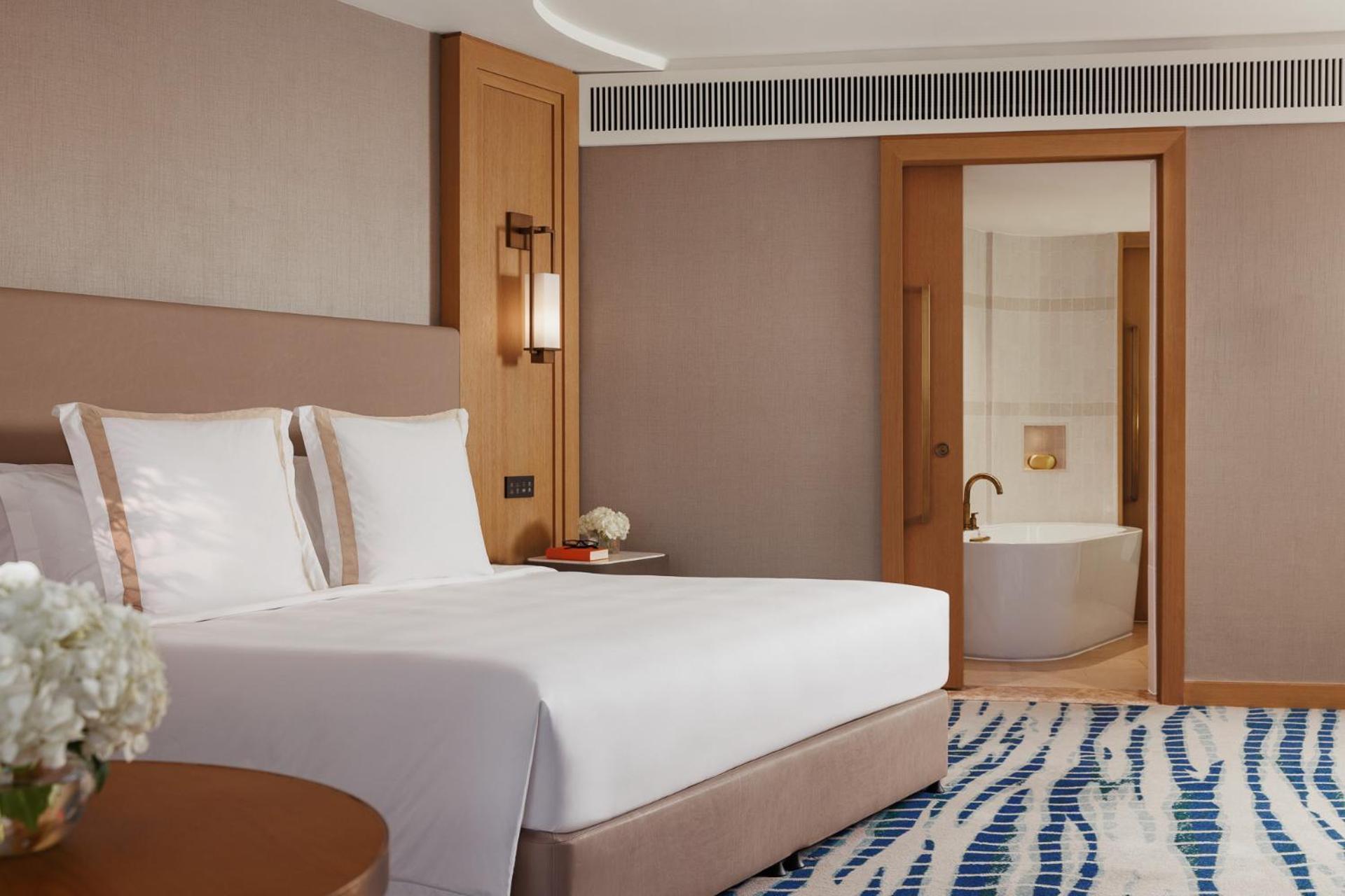 Jumeirah Beach Hotel Dubai Esterno foto A bedroom at the hotel